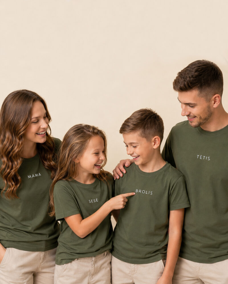 Žali šeimos marškinėliai su užrašais MAMA TĖTIS SESĖ BROLIS – deranti kolekcija