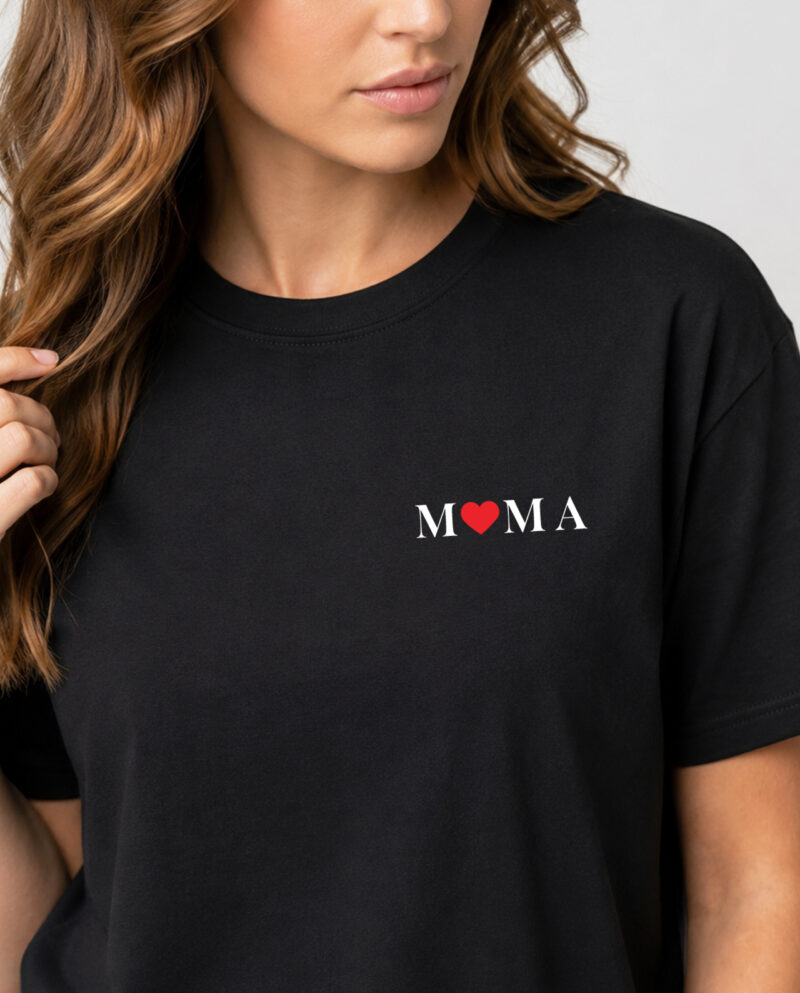 Moteriški marškinėliai su užrašu „Mama“ ir stilizuota širdele priekyje.