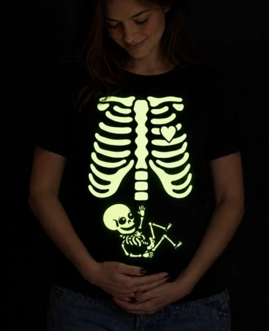 marškinėliai nėščiosioms Helovynui su tamsoje šviečiančiu skeletu, širdele ir mažylio skeletu ant pilvo