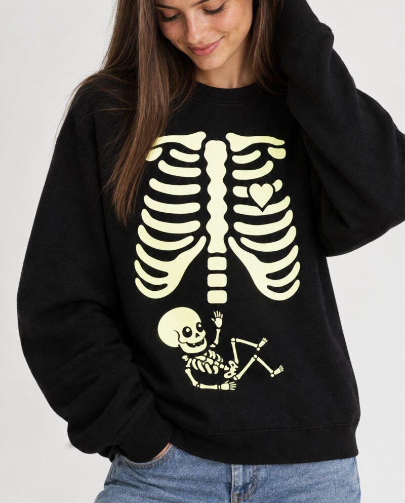 džemperis nėščiosioms Helovynui su tamsoje šviečiančiu skeletu, širdele ir mažylio skeletu ant pilvo