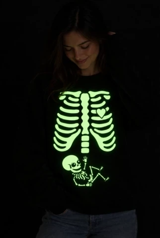džemperis nėščiosioms Helovynui su tamsoje šviečiančiu skeletu, širdele ir mažylio skeletu ant pilvo