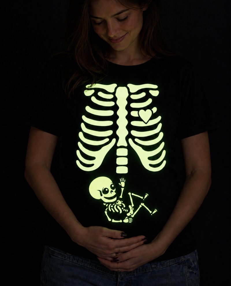 marškinėliai nėščiosioms Helovynui su tamsoje šviečiančiu skeletu, širdele ir mažylio skeletu ant pilvo
