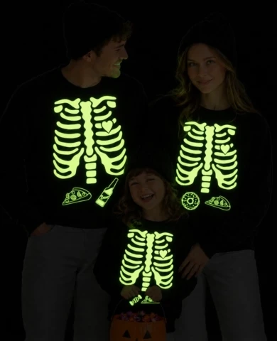 Helovyno džemperiai šeimai su švytinčiu tamsoje skeletu, širdele ir piešinukais tėčiui, mamai ir vaikui